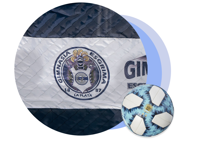 Imagen de una bandera del Gimnasia de La Plata y una pelota de futbol